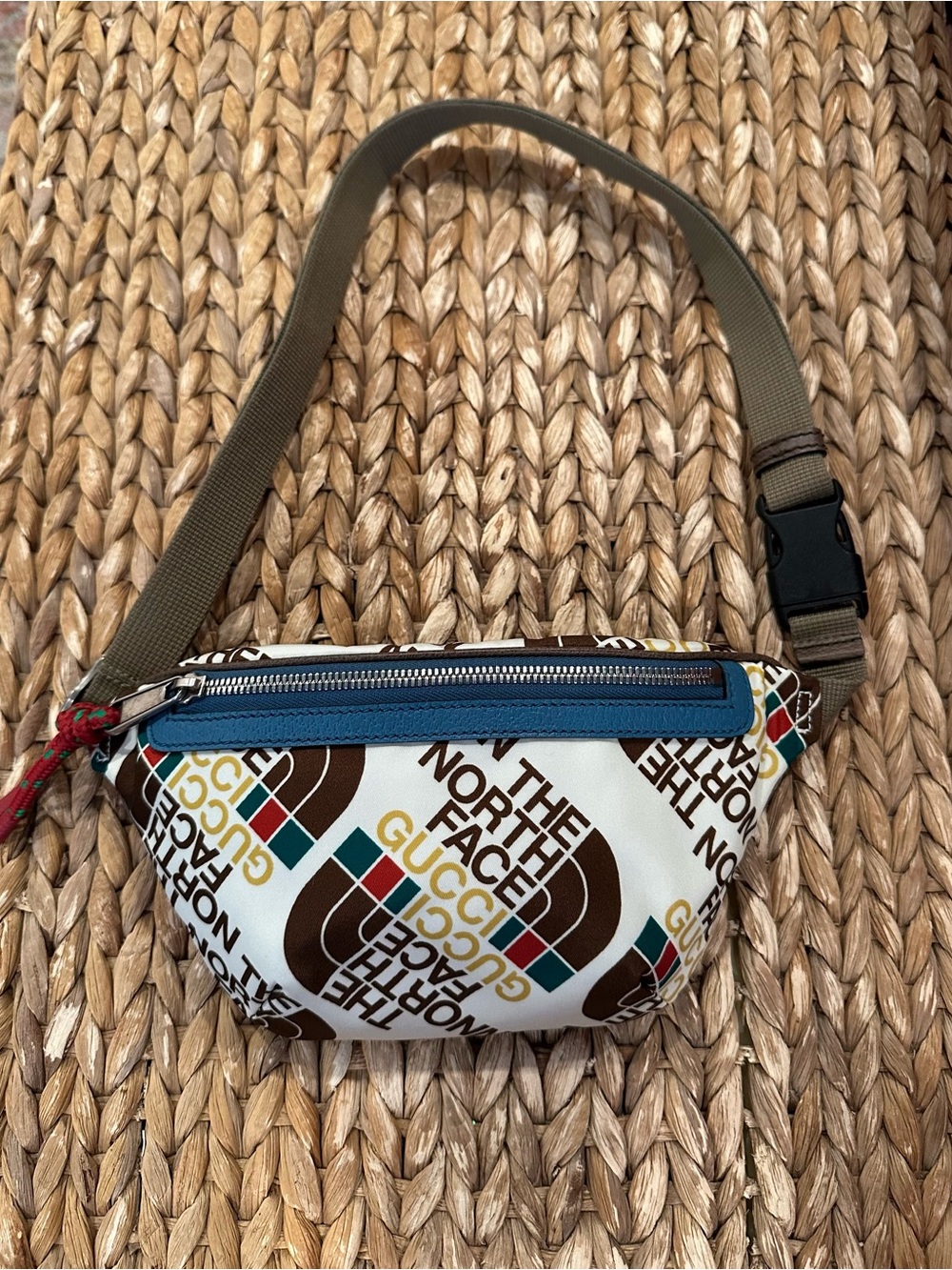 The North Face x Gucci White Logo Print Belt Bag with Blue Zip